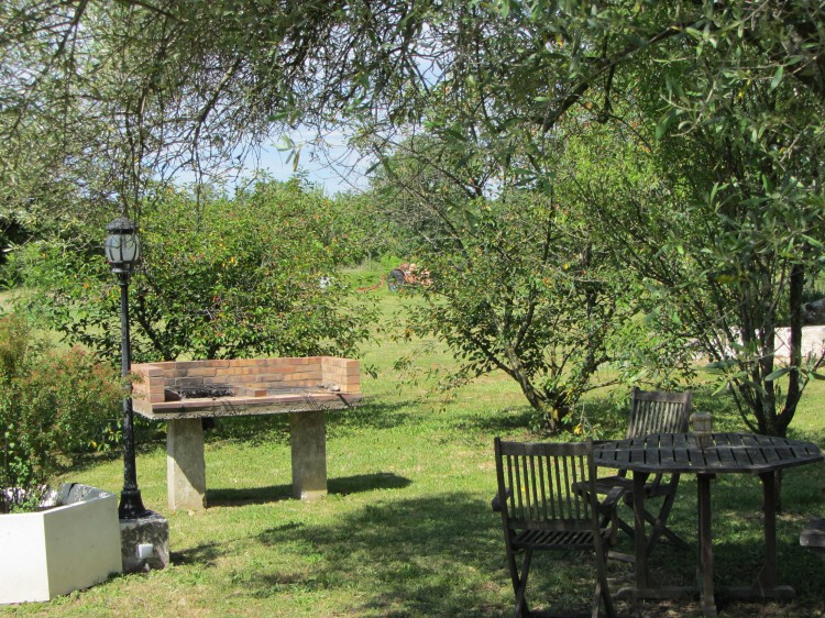 Le barbecue près de la piscine